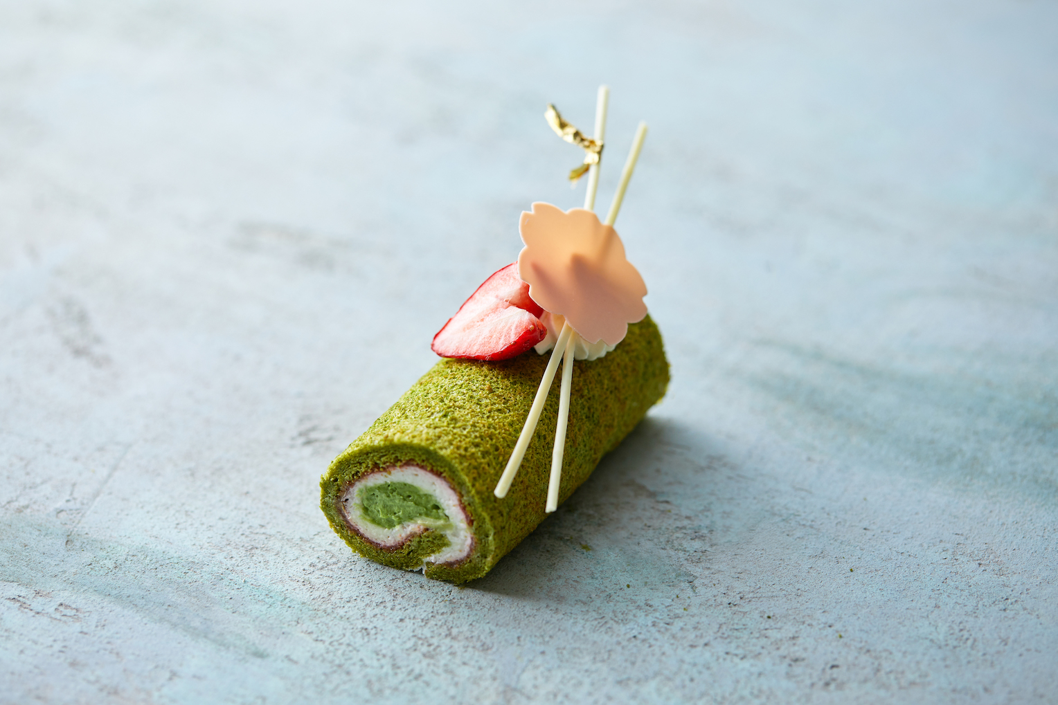 Mandarin Oriental, Tokyo_Sakura Roll Cake_Sigle_H