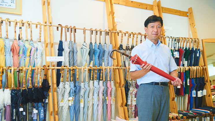 職人の技を大切にし、日本の傘産業を牽引。問屋街のアップデートを目指す老舗洋傘店の挑戦とは。