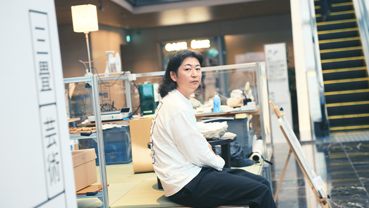 アートを街に開く対話｜青沼優介、オフィスビルで滞在制作を行う「三畳芸術センター」